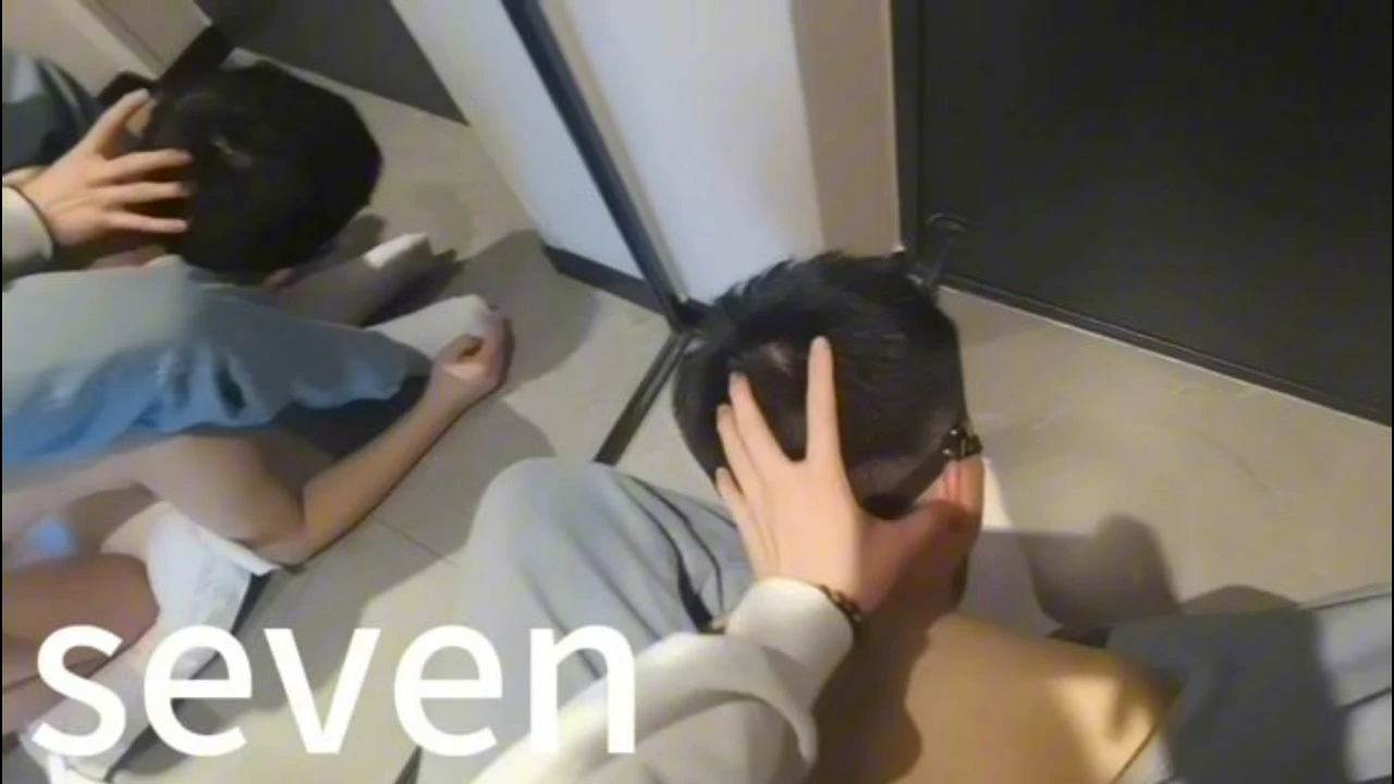 男大尝试做狗