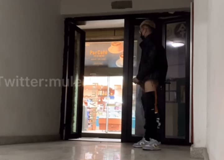 快乐风男：商场楼道口