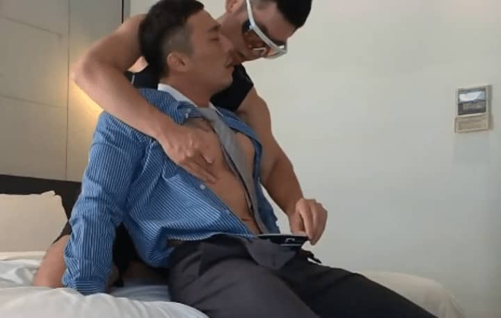 蓝白衬衫领带熟男酒店做0
