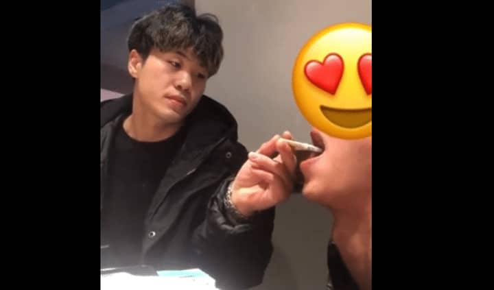 烧烤店内被98年帅直男凌辱