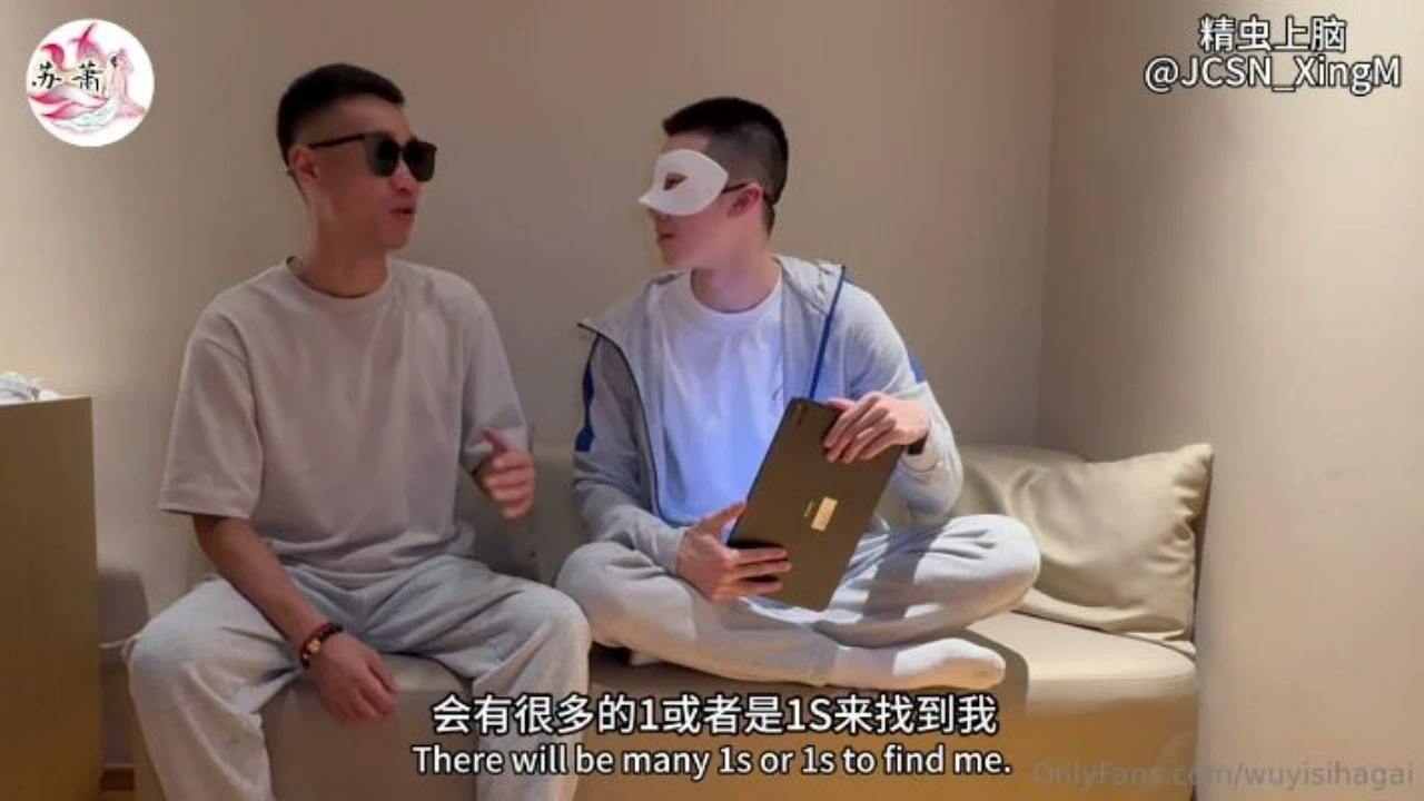 超大反差，痞帅纹身小哥被帅气舞蹈生的鸡吧猛操，把精液射在屁股