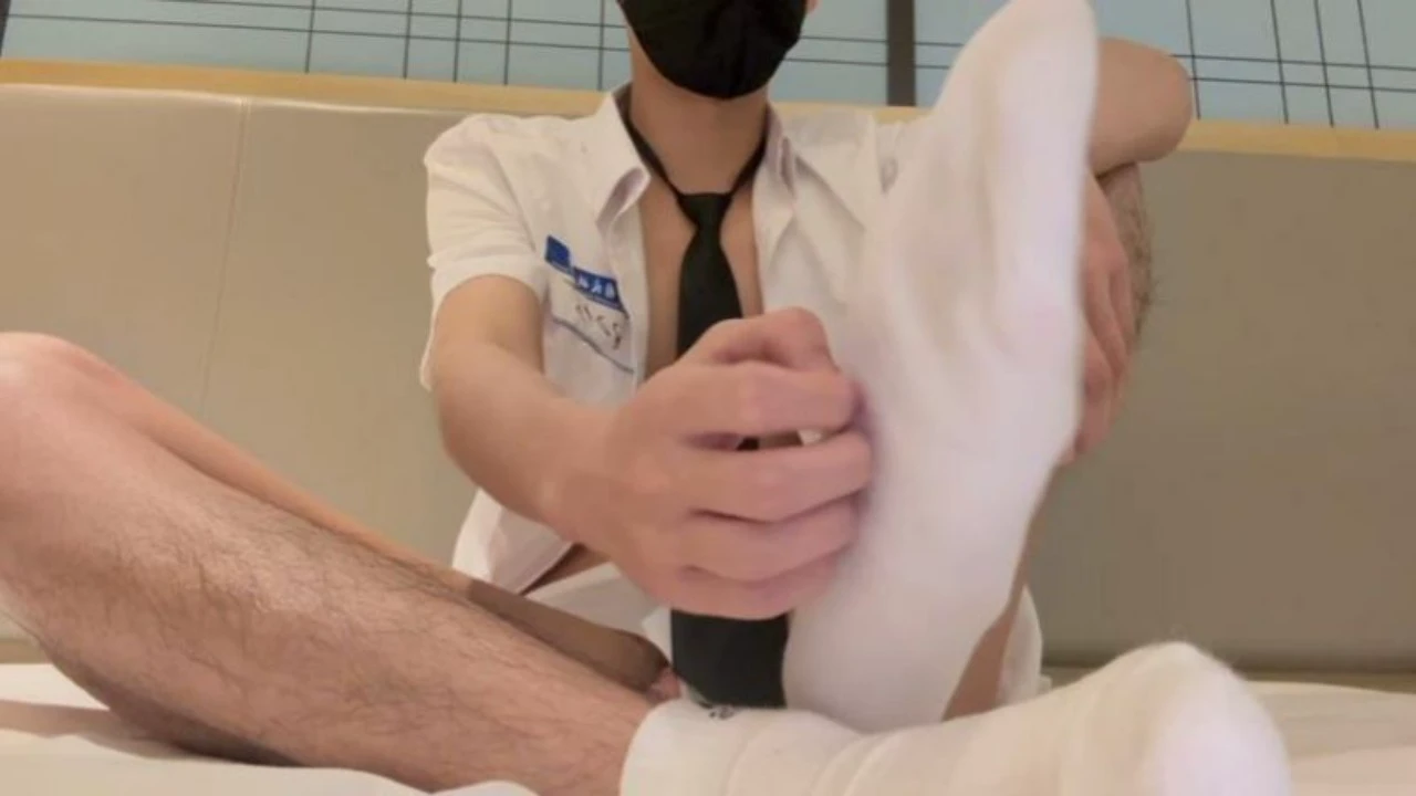 白袜挠脚心粗口
