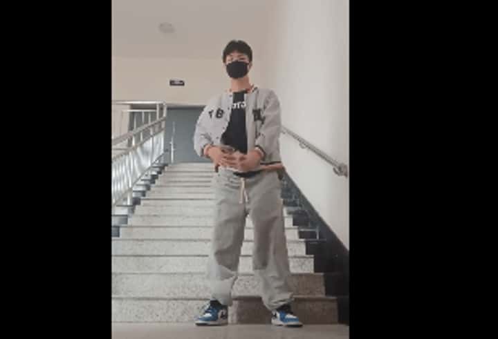 教室小王子 楼道爽撸飞射
