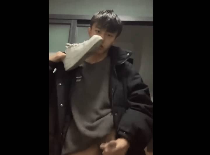 大一闻着臭鞋爆粗口喷射