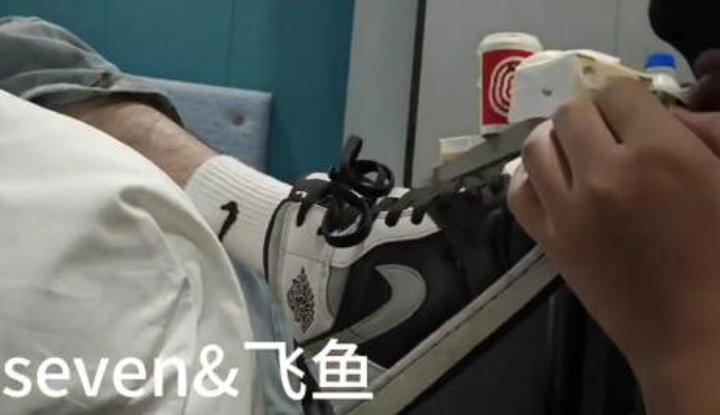 傻逼狗被踩踏还不停讨好主人