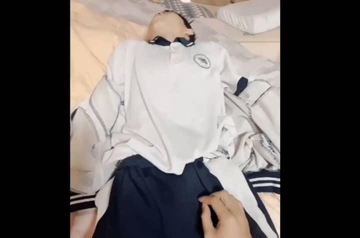 正太校服弟弟被哥哥悉心“照顾”