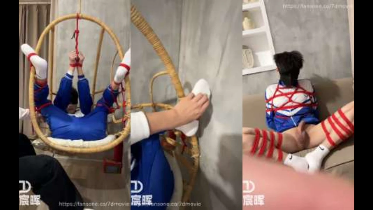 下半身裸露的校服男孩